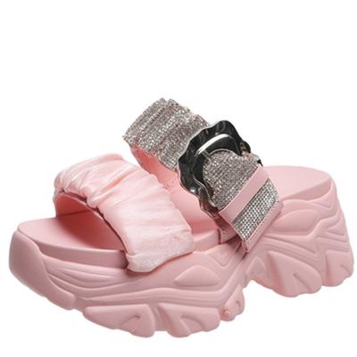 Модные тапочки на толстой подошве, женская летняя новая верхняя одежда, модные босоножки и тапочки со стразами и внутренней частью, увеличивающие рост и утягивающие, на покатом каблуке