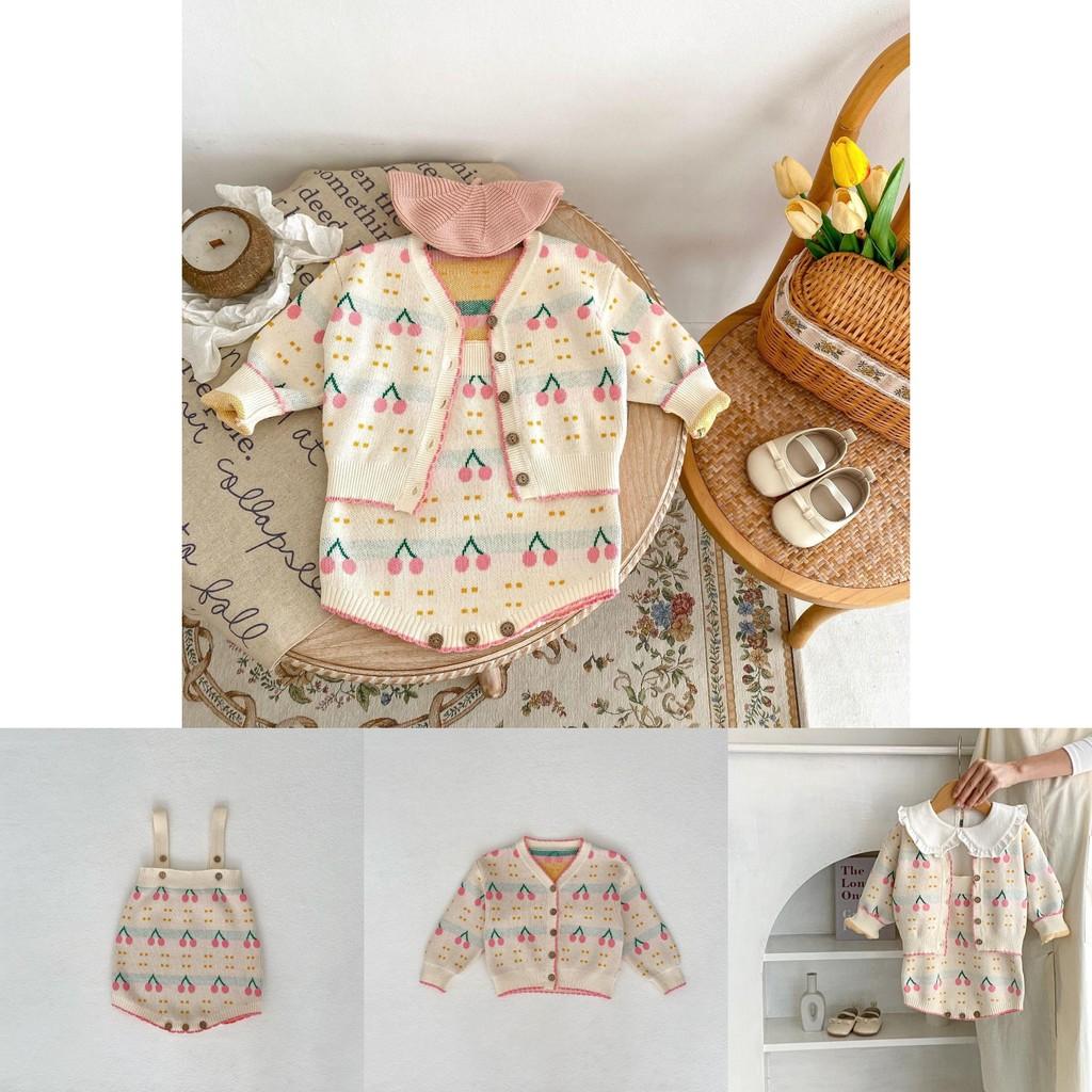 Очаровательный вязаный комплект для девочки с вишневым узором: куртка и ромпер для осени 2023