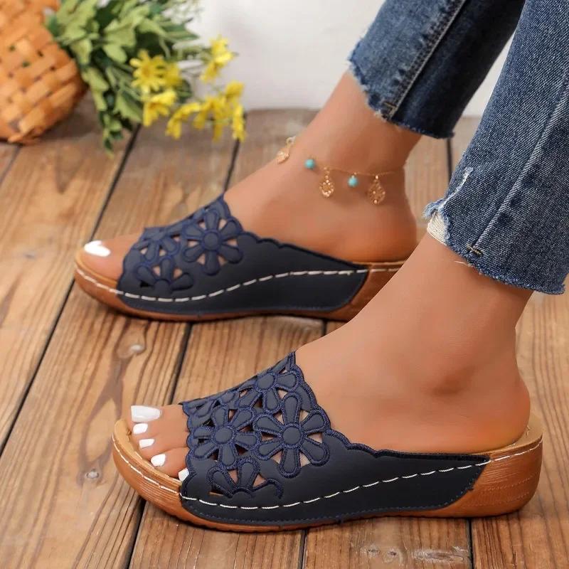 2024 Высококачественная женская обувь Новые летние женские тапочки с открытым носком и полыми цветами Однотонные женские тапочки на среднем каблуке