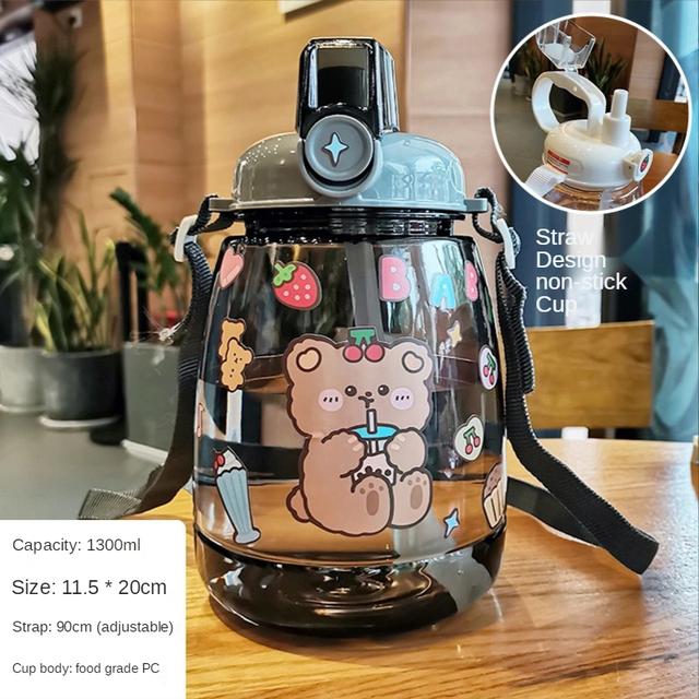 1300 мл большая емкость для спорта на открытом воздухе, бутылка для воды с соломенным ремешком, креативная милая наклейка, портативная пластиковая детская чашка для воды