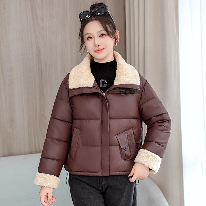 Женская короткая зимняя куртка с лацканами из овечьей шерсти