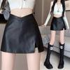 Черная кожаная миди-юбка с высокой талией и нерегулярным разрезом - Облегающий бедра дизайн и защита от обнажения для осени