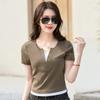 Двухсекционная короткая модная универсальная корейская версия на пуговицах с v-образным вырезом и высокой талией, летняя футболка 2024 г., хлопковая футболка с половиной рукавов
