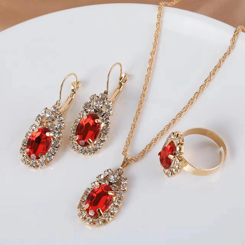 Комплект из трех предметов: Ожерелье, Серьги, Кольцо. Женский набор с кристаллами в форме капли воды и сердца. Модный свадебный аксессуар