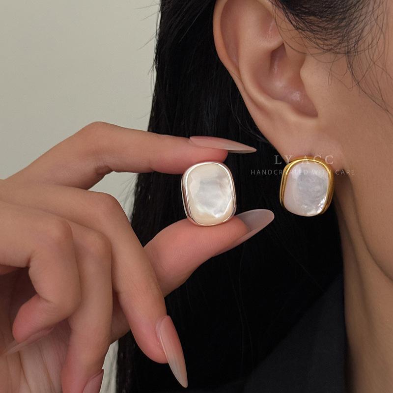 Fashion natural fritillary rounded square stud earrings light luxury retro exquisite earrings high sense commuter simple earrings women