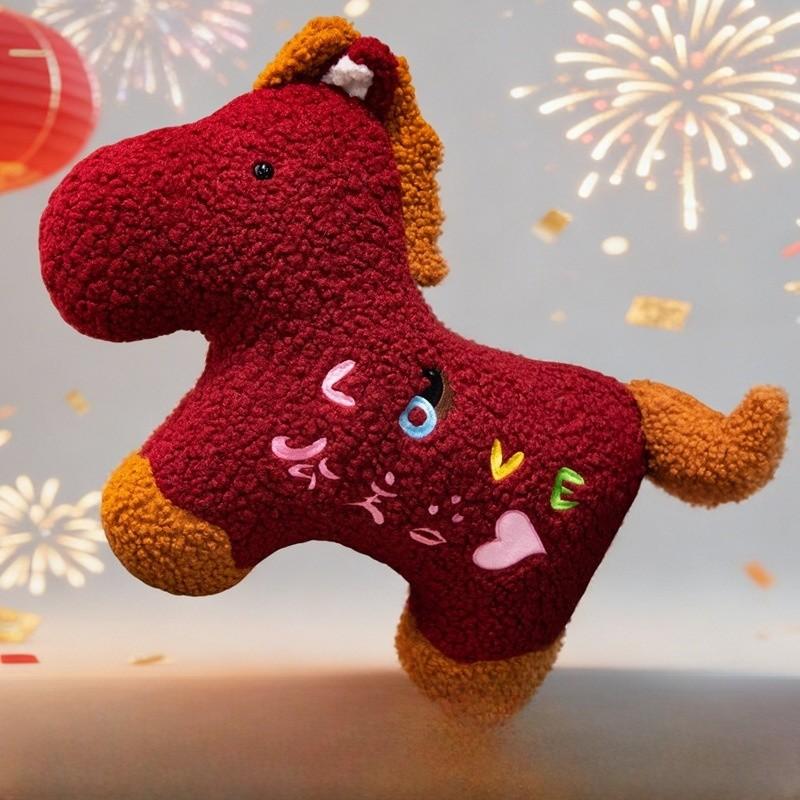 Красная плюшевая игрушка-пони из коротковорсового материала под норку. Подарок на День святого Валентина для пар.