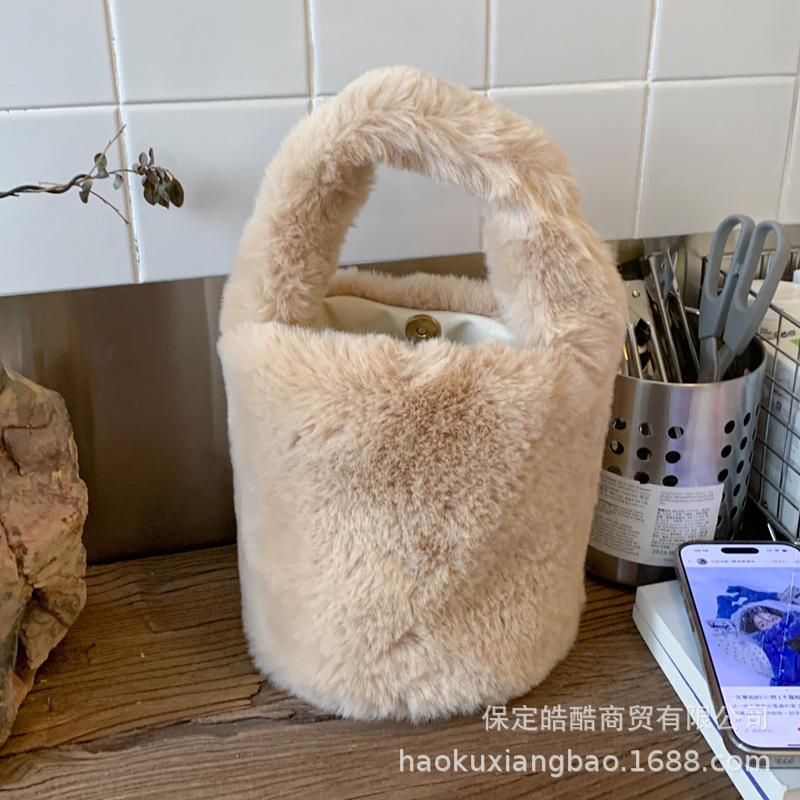 Плюшевая сумка женская осень и зима 2025 новая повседневная нишевая дизайнерская плюшевая сумка-тоут популярная сумка-ведро