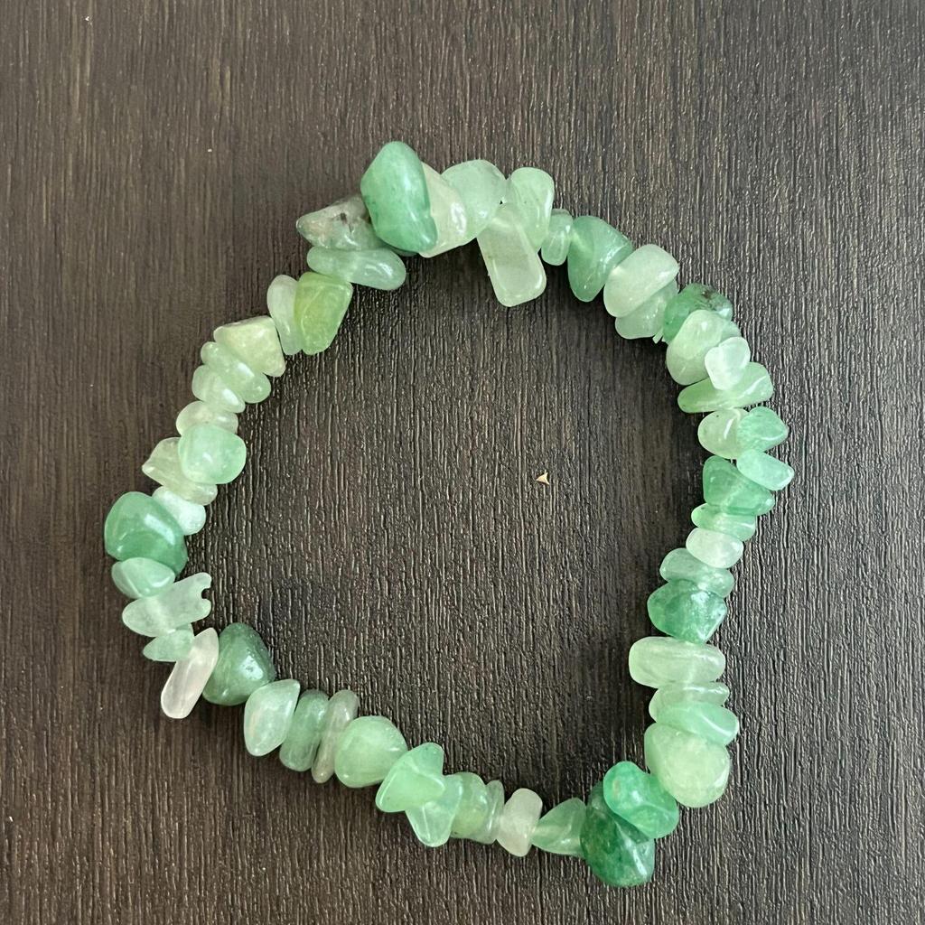 Браслет из разноцветных кристаллов с цитрином, тигровым глазом, лазуритом, аметистом и зеленым авантюрином на эластичном шнуре