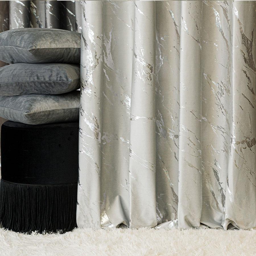 Marma - Ready-made curtain on tape - 140x250cm - Pastel gray with silver print