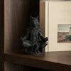 3D-печатная готическая статуэтка медитирующего оборотня, скульптура Дзен-воина-зверя на круглой подставке, матово-черный фэнтезийный декор для стола, уникальный подарок