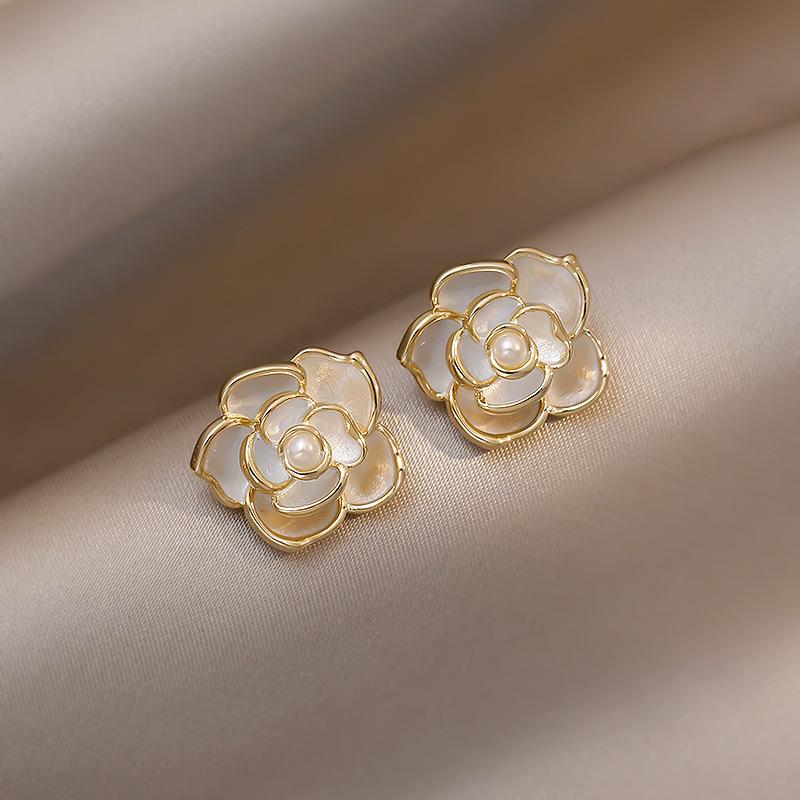 Light Luxury Exquisite Micro-inlaid Zircon Flower Earrings Elegant High-end Pearl Stud Earrings Niche Design Temperament Earrings
