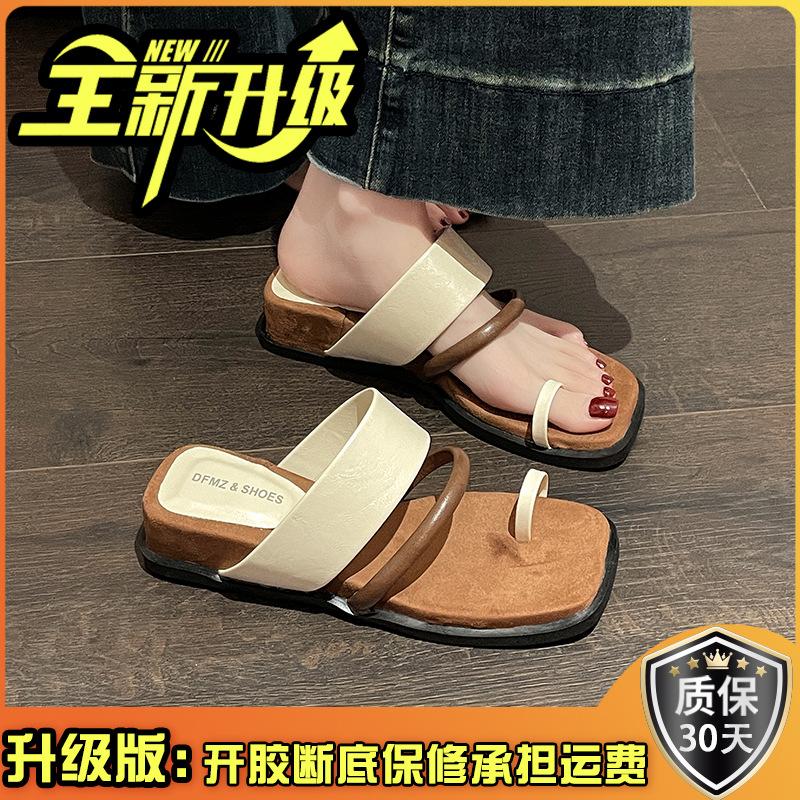 Французский простой темперамент танкетка толстая подошва закрытый носок крутые шлепанцы женские летние 2025 новые с юбкой римские сандалии