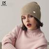 Однотонная шерстяная вязаная шапка для мужчин и женщин, универсальная студенческая парная шапка для тепла и защиты ушей, чтобы подчеркнуть маленькое лицо