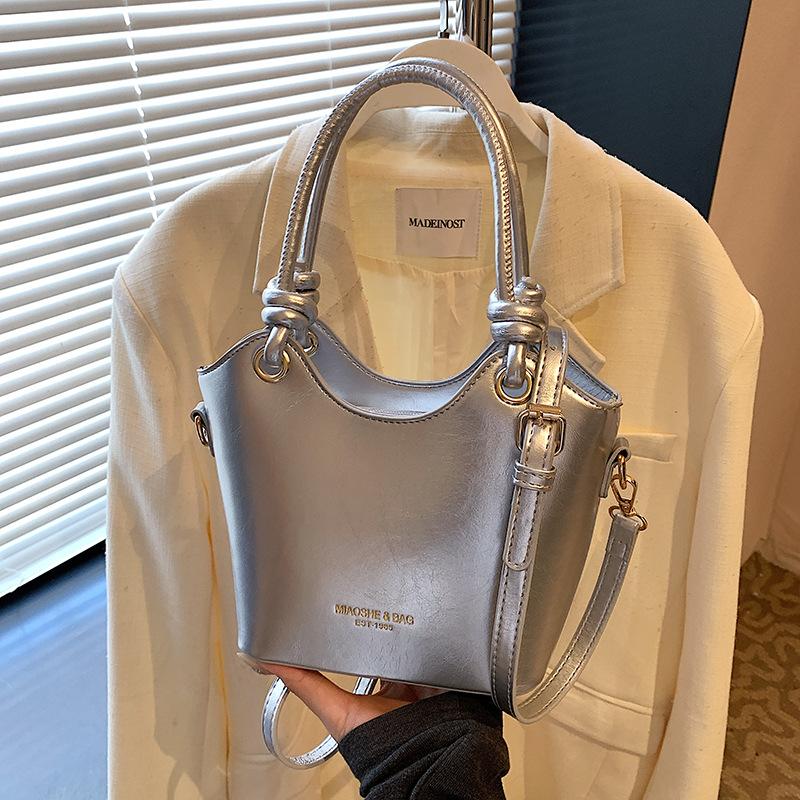 Super fire small bag women's spring and summer versatile 2025 new fashion shoulder messenger bag simple women's portable bucket bag