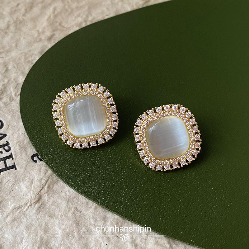 Korean light luxury high-end small fragrant wind stud earrings women's fashion square opal earrings mosquito coil disc earclips without earholes