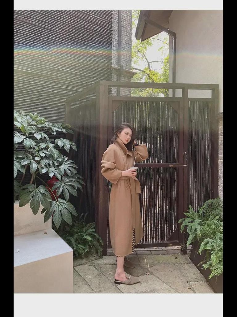 Женское бежевое шерстяное пальто средней длины — тренд сезона осень/зима 2024 года