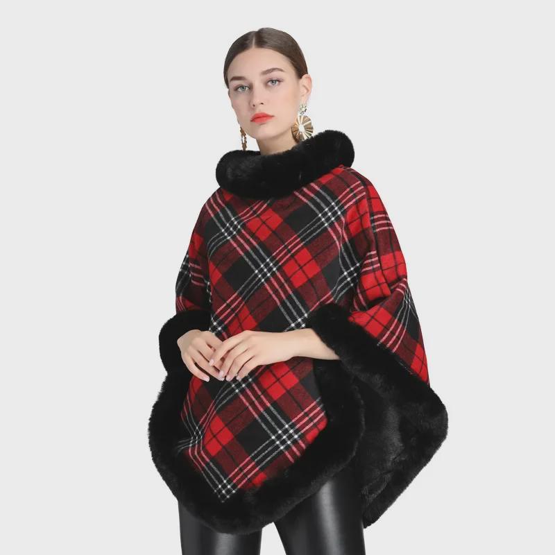 Осенне-зимняя вязаная накидка в клетку с меховым воротником