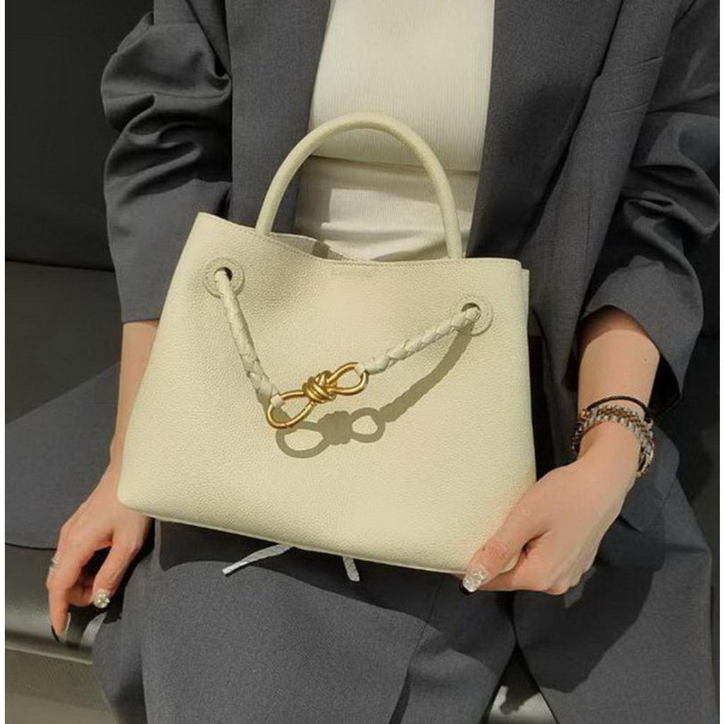 2026 Новая женская кожаная сумка первый слой коровья кожа ретро плетеная бабочка пряжка одно плечо диагональная сумка