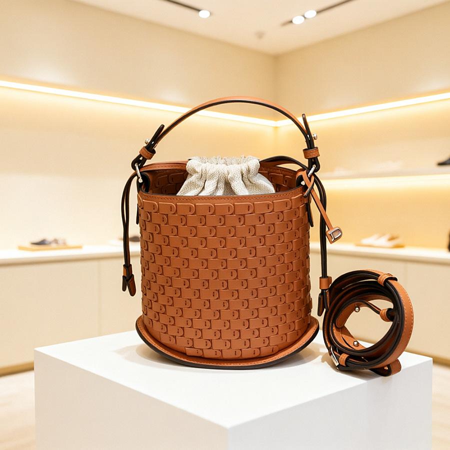 Haute couture version hand-woven bucket bag women's 2026 new first-layer cowhide woven bag fashionable versatile shoulder bag