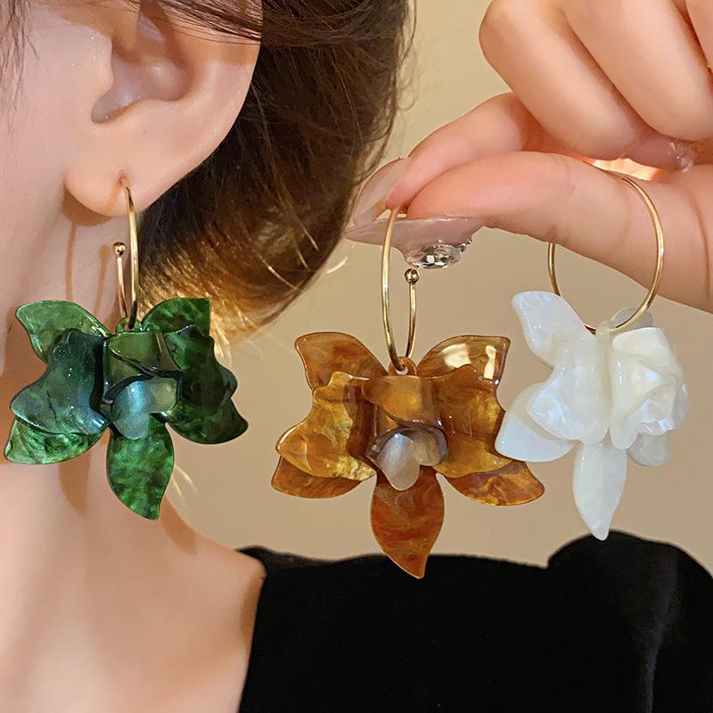 New Trendy White Brown Green Resin Flower Hoop Earrings for Women Fashion C Shape Metal Acrylic Petal Earring Statement Jewelry