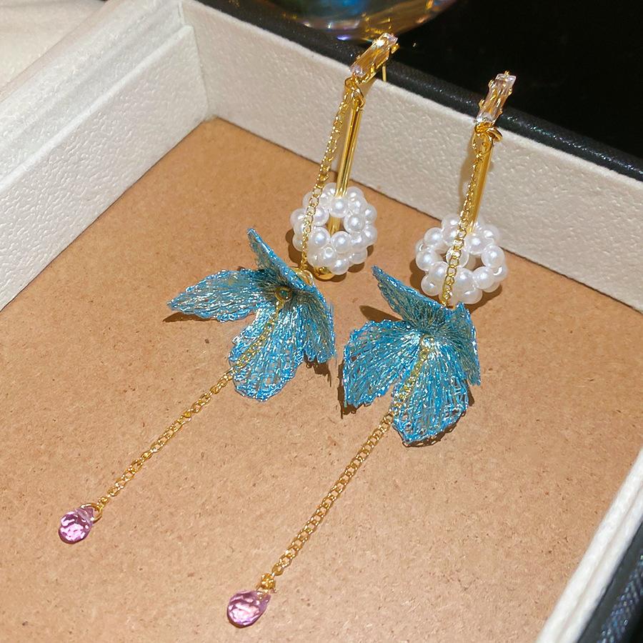 Серьги-гвоздики из ткани в виде цветка «Серебряная игла» со стеклянной бахромой, средние, с антикварным темпераментом, дизайнерские, нишевые