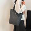 Сумка женская большой вместимости нишевый дизайн ретро однотонная на плечо подмышку сумка для通勤 личности повседневная сумка-тоут