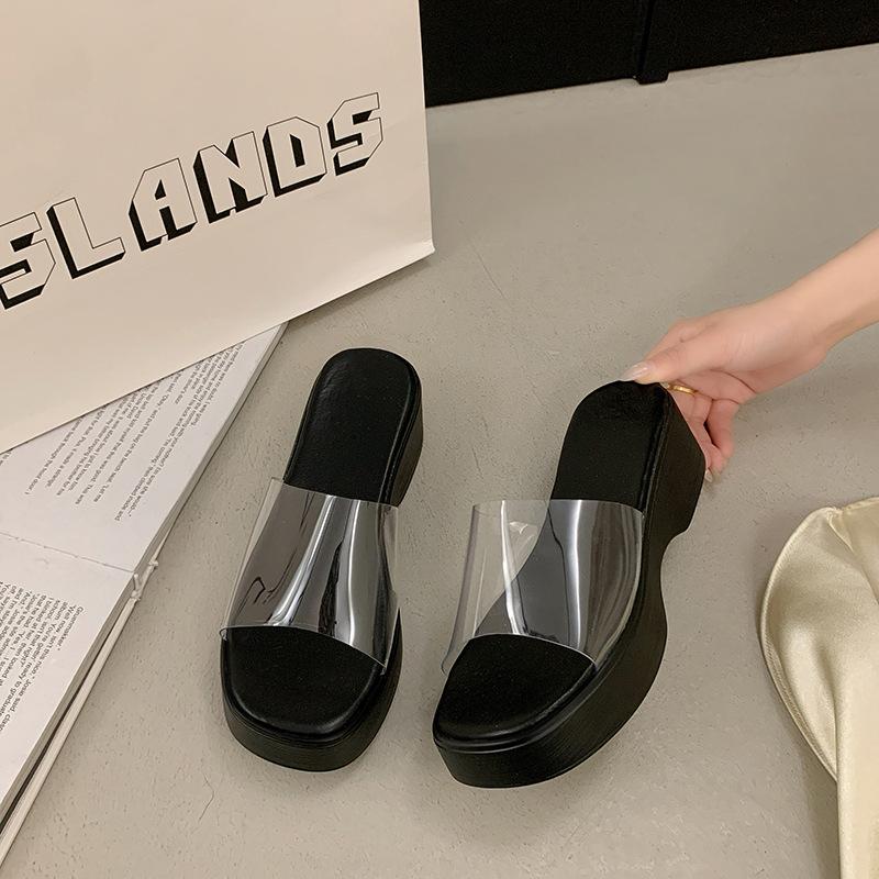 Лето 2025 года, новые увеличивающие рост кексы с толстой подошвой, классные тапочки для женщин, простые, сексуальные и прозрачные, одно слово, классные тапочки