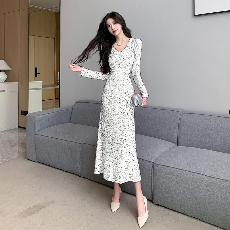 Женское платье-рыбий хвост с V-образным вырезом и длинными рукавами, расшитое пайетками (Коллекция осень/зима 2024)