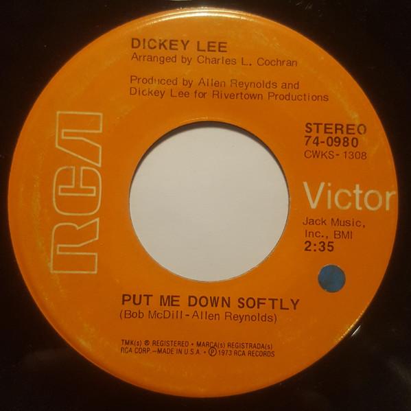 7-дюймовая пластинка DICKEY LEE - Put Me Down Softly / If She Turns U 740980 RCA Victor 1973 США Фолк Б/у