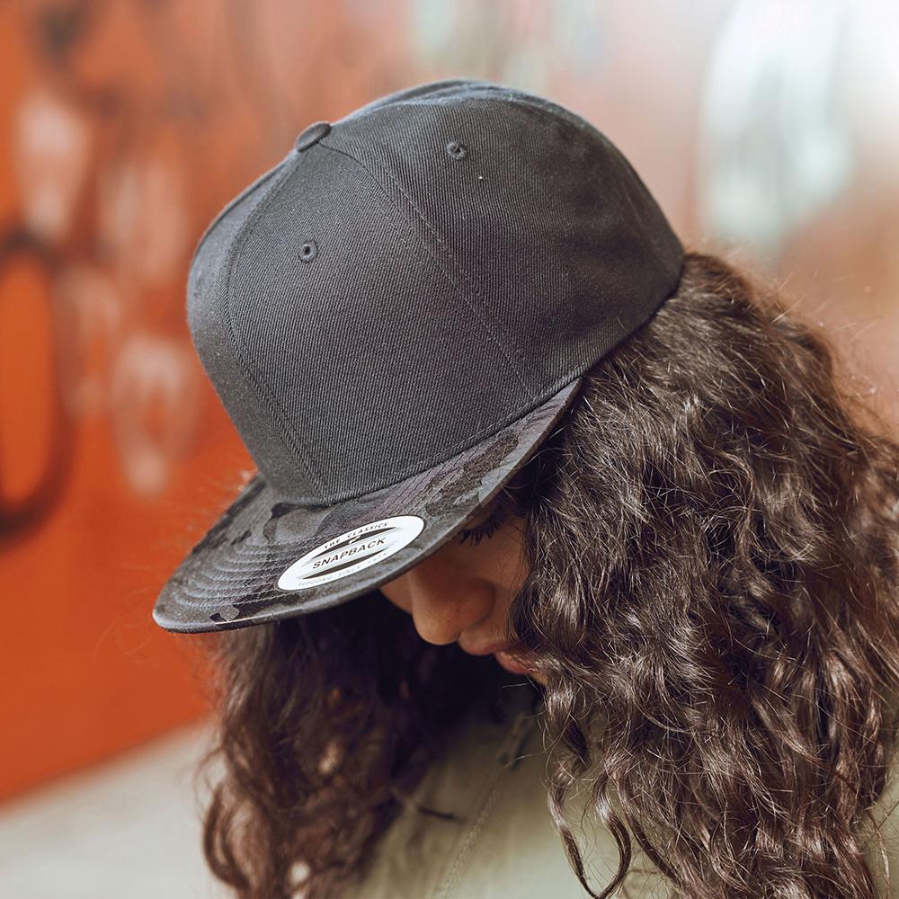 FLEXFIT Кепка Snapback с камуфляжным козырьком