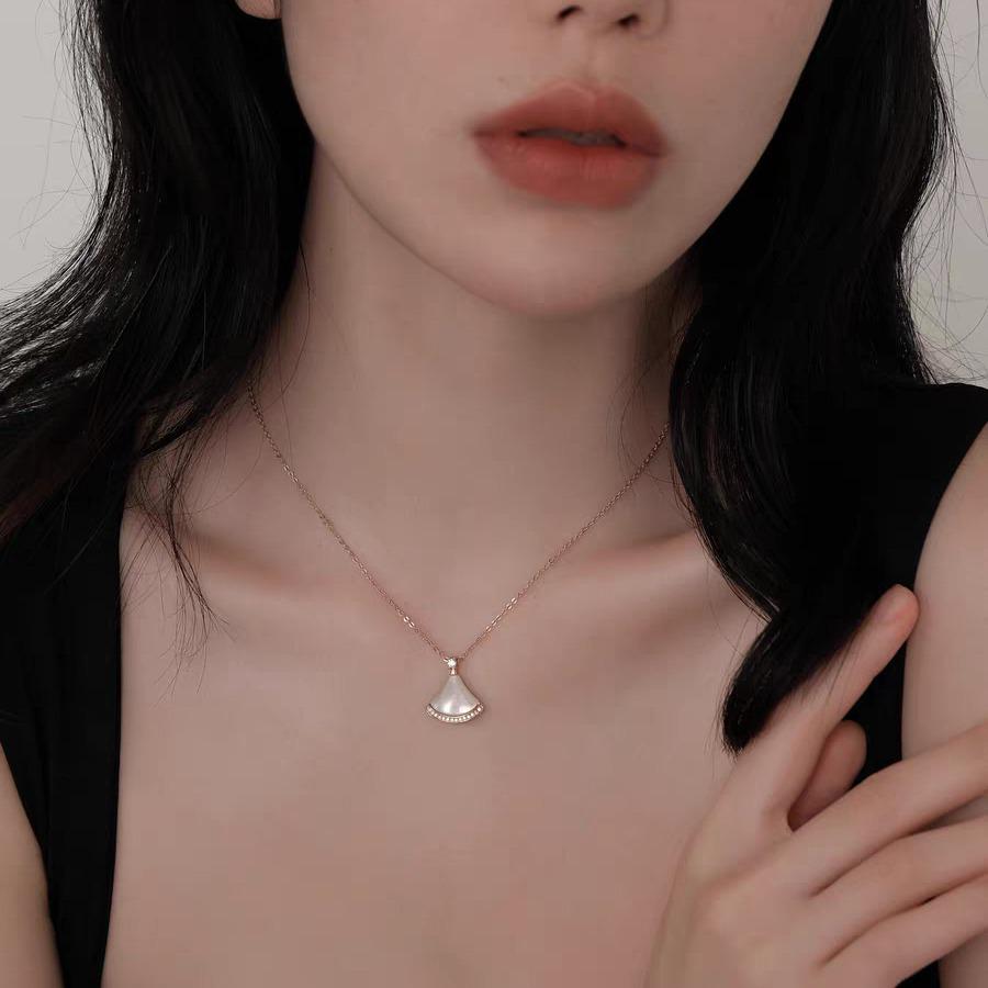 Mother-of-Pearl Fan Skirt Necklace: 14k Gold-Filled, High-End Luxury Clavicle Chain, New 2024 Style Gift.