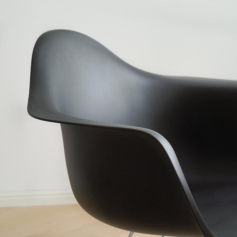 Современный скандинавский обеденный стул Eames: Простое, стильное кресло с подлокотниками для дома или ресторана.