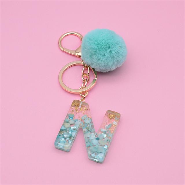 Подвеска-ключ с 26 инициалами и зеленым пушистым помпоном, модная сумка для девочек, блестящий градиентный полимерный брелок с алфавитом, подвески