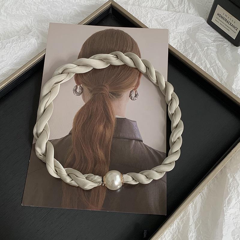 Pearl Necklace Twist Silk Scarf High-end Neck Protection Scarf with Shirt Magnetic Silk Scarf Simple Scarf Collarbone Chain