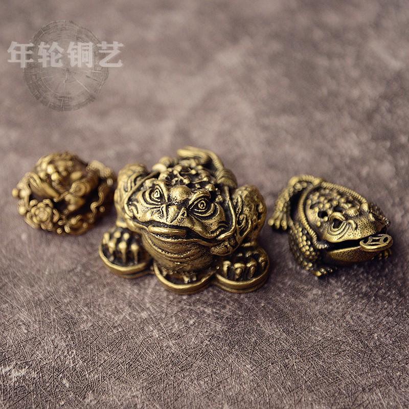 Brass Toad Figurine Desk Decor Feng Shui Wealth Symbol Handheld Copper Ornament Tea Table Home Office