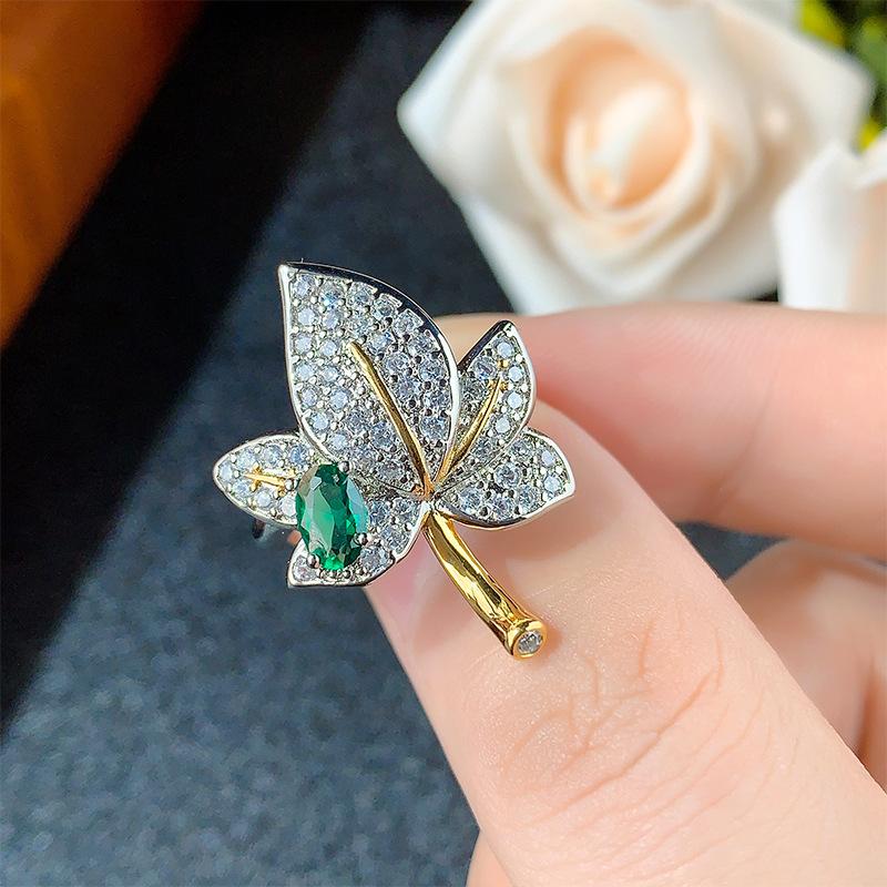 Осенне-зимний комплект ювелирных изделий, ювелирные изделия в форме кленового листа, серьги-гвоздики, ожерелье, кольцо, мода, свет, роскошь, изумруд, женский