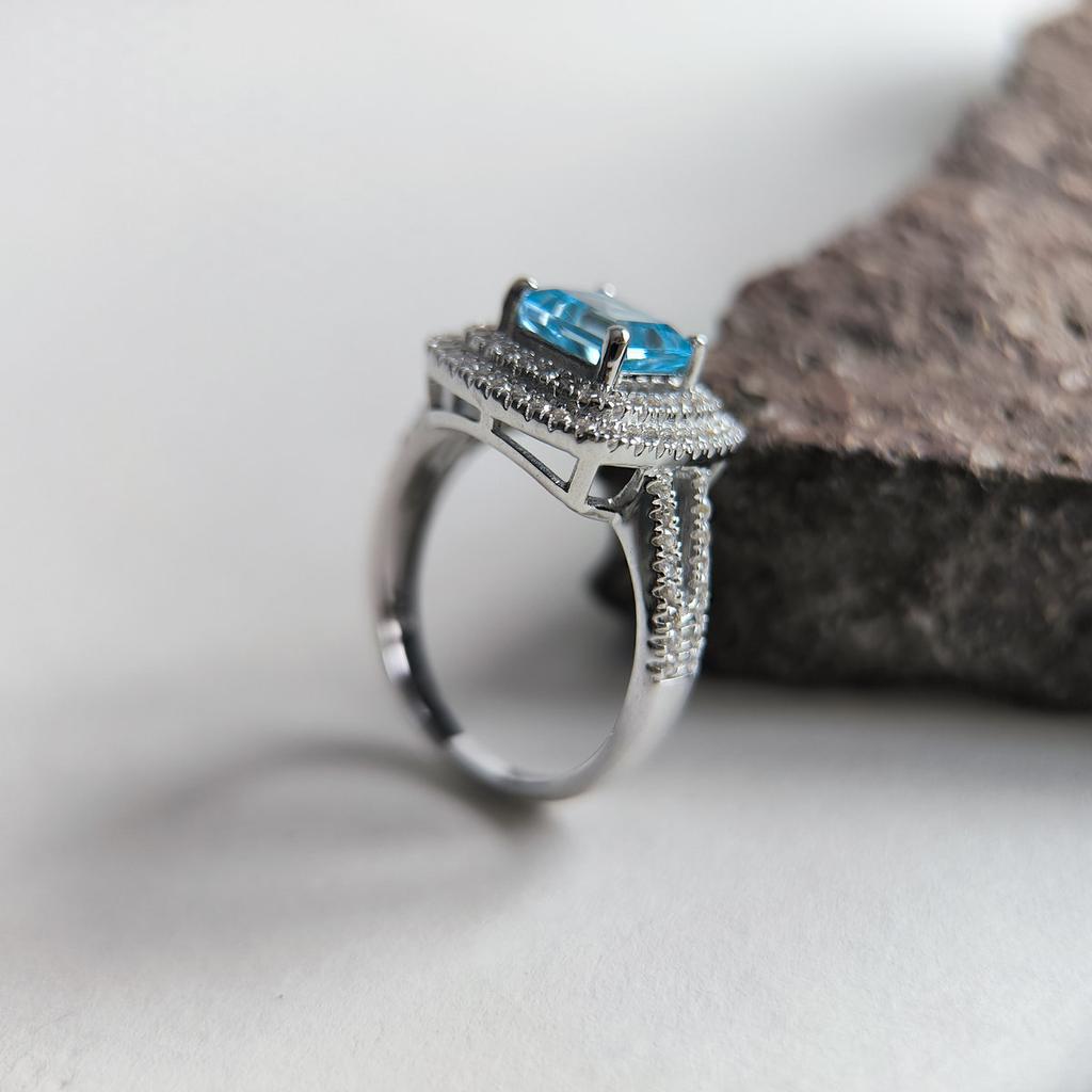 Серебряное кольцо с натуральным топазом 3.289ct, фианитами, вес изделия 4,76 гр (2207207)