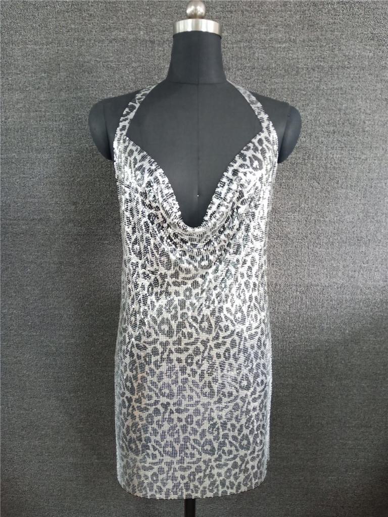 Платье с глубоким вырезом и металлическими пайетками LBZ1352