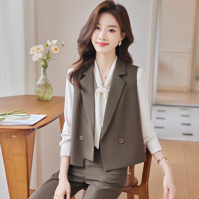 Женский элегантный деловой костюм-тройка с жилетом
