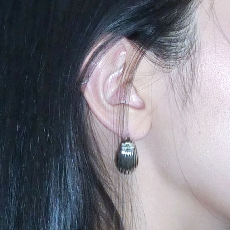 A BIT MOR SHELL EARRING
