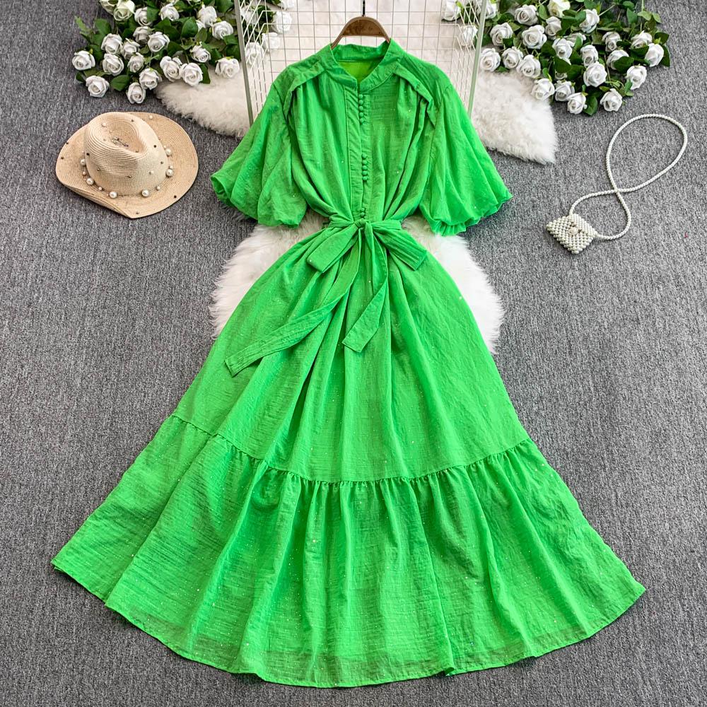 Женское длинное платье со стойкой воротником, рукавами-буфами, однобортное, макси, свободного кроя, с завязкой на талии, оборкой по краю, длинное платье