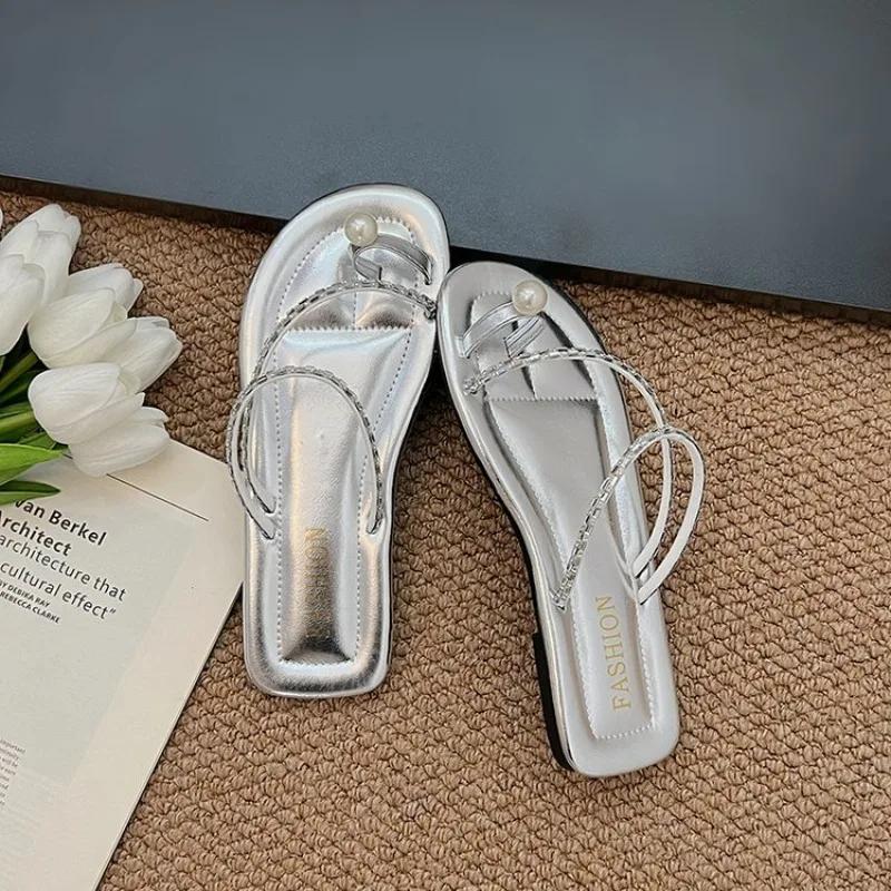Летние женские тапочки с узким ремешком, модные металлические украшения, слипоны на низком каблуке, женские элегантные шлепанцы, повседневные уличные пляжные шлепанцы
