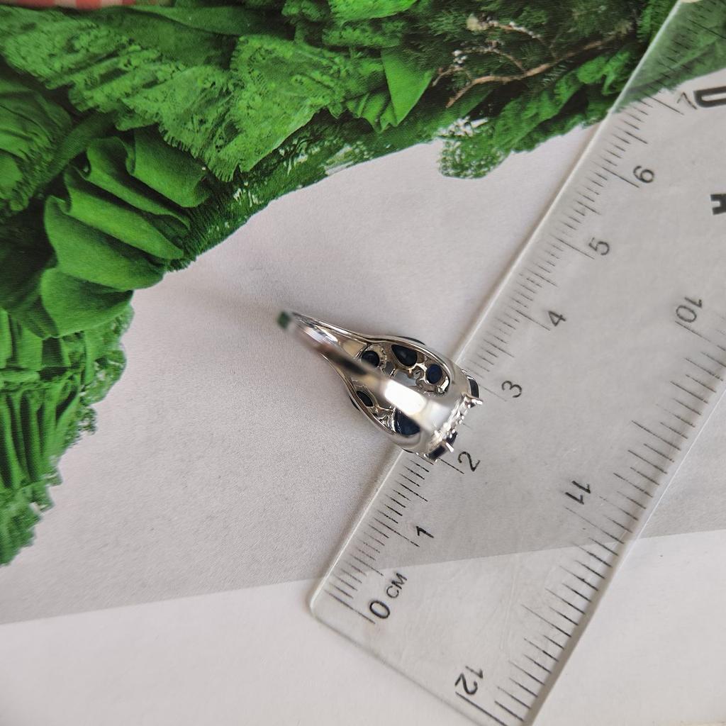 Серебряное кольцо с натуральным сапфиром 3.823ct, фианитами, вес изделия 4,03 гр (2180937)