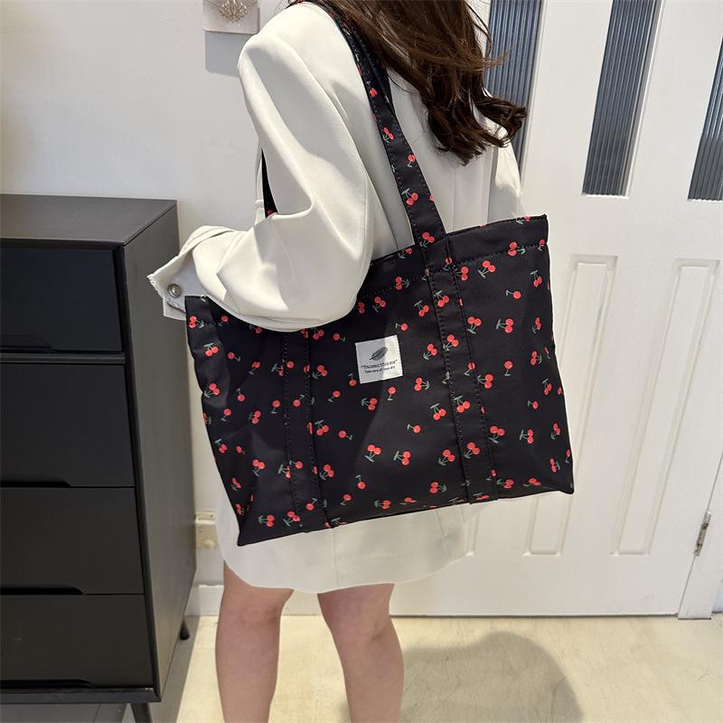 Стильная сумка-тоут с принтом вишни - Большая вместительная цветочная сумка через плечо для женщин, Коллекция Лето 2025