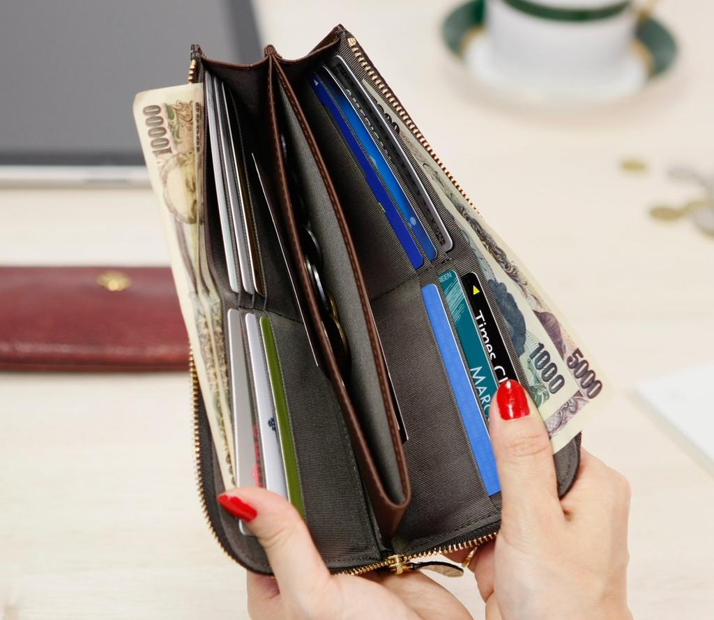 Сделано в Японии Металлическая гравировка Глянцевый блеск Винтажный металлик Итальянская кожа коровья кожа Молния Длинный кошелек Золотой [Нейтральный серый] Женский [Винтажный металлик]