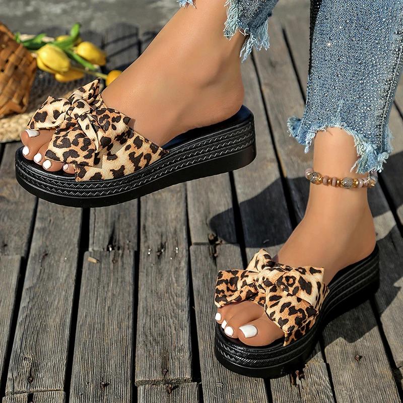 Fashion Fashion Leopard Bow Platform Slippers for Women 2025 Summer Comfortable Non Slip Beach Sandals Woman Thick Sole Outdoor Slippers
