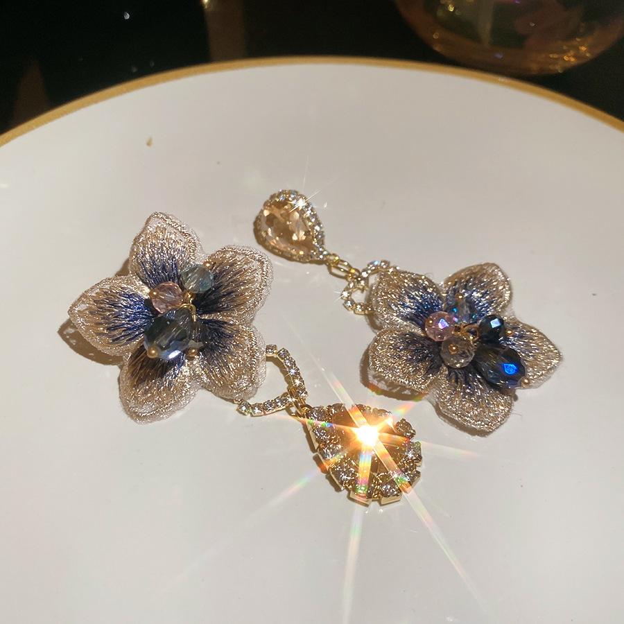 Серьги-гвоздики из ткани в виде цветка «Серебряная игла» со стеклянной бахромой, средние, с антикварным темпераментом, дизайнерские, нишевые