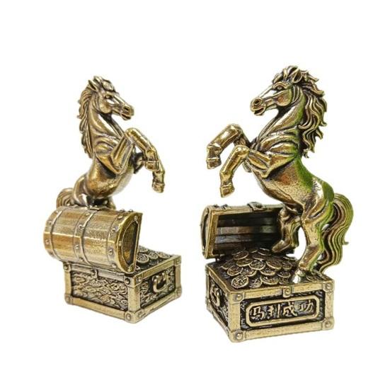 Фэн-шуй Латунная статуэтка лошади Лошадь, наступающая на монеты Украшение для стола на китайский Новый год Скульптура зодиакальной счастливой лошади с сокровищем
