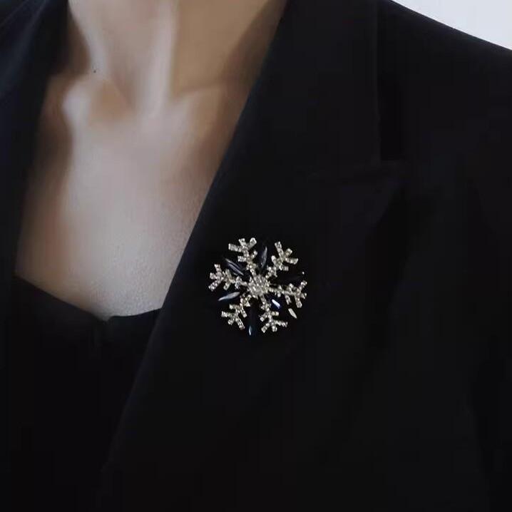 Брошь для костюма и платья, подходит для длительного ношения и длительного использования в качестве украшения для вашей семьи и друзей