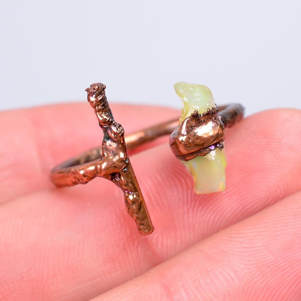 Изысканное кольцо-обещание из меди с гальваническим покрытием, украшенное драгоценным камнем эфиопским опалом и выполненное в стиле бесконечности. Ювелирное изделие V-56